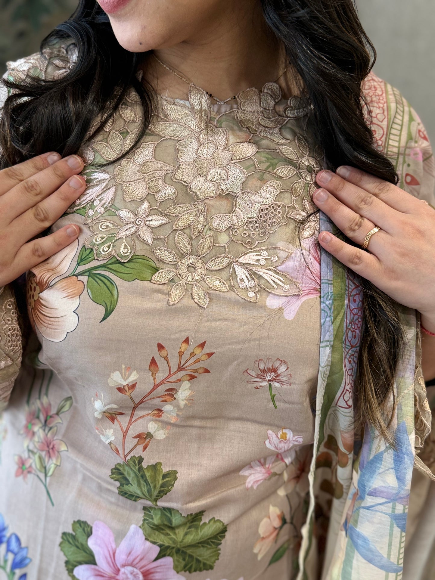 Faria Farshi Suit (Beige)